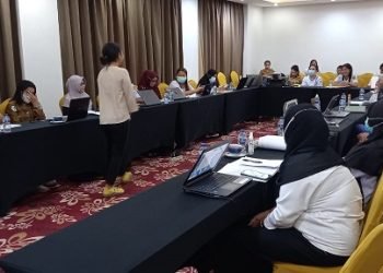 Peserta sementara mengikuti kegiatan pembinaan dan pendampingan teknis pelaksanaan imunisasi, Senin 24 Juli 2023. (Foto : Redaksi/Koranpapua.id)