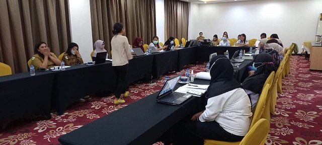 Peserta sementara mengikuti kegiatan pembinaan dan pendampingan teknis pelaksanaan imunisasi, Senin 24 Juli 2023. (Foto : Redaksi/Koranpapua.id)