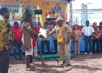 Pj. Sekda Mimika Petrus Yumte menyerahkan sertifikat hak merek kepada perwakilan UMKM, Sabtu 22 Juli 2023. (Foto : Redaksi/Koranpapua.id)