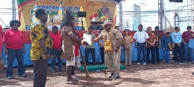 Pj. Sekda Mimika Petrus Yumte menyerahkan sertifikat hak merek kepada perwakilan UMKM, Sabtu 22 Juli 2023. (Foto : Redaksi/Koranpapua.id)