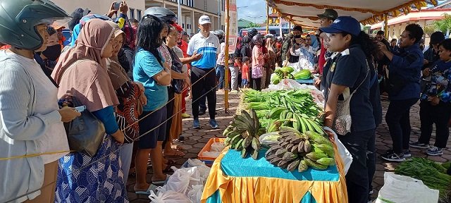 Pj. Bupati Valentinus S. Sumito memantau pasar murah di Eme Neme Yauware, Jumat 28 Juli 2023. (Foto : Redaksi/Koranpapua.id)