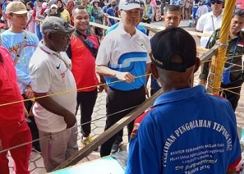 Pj. Bupati Mimika Valentinus S. Sumito berdialog dengan petani pengolahan tepung sagu saat memantau pasar murah di Halaman Eme Neme Yauware, Jumat 28 Juli 2023. (Foto : Redaksi/Koranpapua.id)