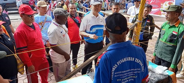 Pj. Bupati Mimika Valentinus S. Sumito berdialog dengan petani pengolahan tepung sagu saat memantau pasar murah di Halaman Eme Neme Yauware, Jumat 28 Juli 2023. (Foto : Redaksi/Koranpapua.id)