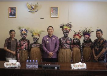 Pj Bupati Valentinus S. Sumito foto bersama para penari yang akan tampil pada Apkasi AOE di Banten di Kantor Bupati SP3, Jumat 14 Juli 2023. (Foto : Diskominfo/Koranpapua.id)