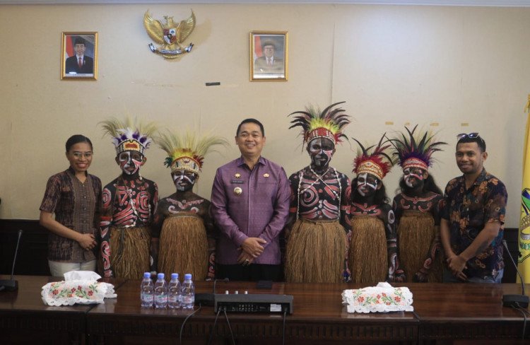 Pj Bupati Valentinus S. Sumito foto bersama para penari yang akan tampil pada Apkasi AOE di Banten di Kantor Bupati SP3, Jumat 14 Juli 2023. (Foto : Diskominfo/Koranpapua.id)