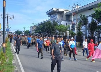 Pj. Bupati Mimika Valentinus S. Sumito bersama pimpinan OPD, TNI-Polri melaksanakan jalan santai. Foto ini diambil ketika Pj. Bupati dan peserta jalan santai melintasi Jalan Cenderawasih, Jumat 28 Juli 2023. (Foto: Redaksi/Koranpapua.id)