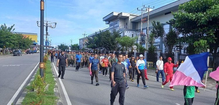 Pj. Bupati Mimika Valentinus S. Sumito bersama pimpinan OPD, TNI-Polri melaksanakan jalan santai. Foto ini diambil ketika Pj. Bupati dan peserta jalan santai melintasi Jalan Cenderawasih, Jumat 28 Juli 2023. (Foto: Redaksi/Koranpapua.id)