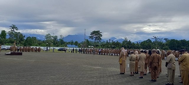 Pj. Bupati Valentinus S. Sumito memimpin apel gabungan perdana di lingkup Pemerintahan Kabupaten Mimika di Lapangan Upacara Pusat Pemerintahan SP 3, Senin 3 Juli 2023. (Foto : Redaksi/Koranpapua.id)