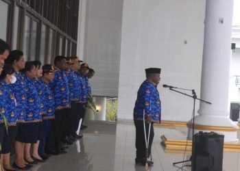 Pj. Sekda Mimika Dr. Petrus Yumte menyampaikan arahan pada apel gabungan di lobi Gedung A Pusat Pemerintahan SP3, Senin 17 Juli 2023. (Foto: Ist/Koranpapua.id)