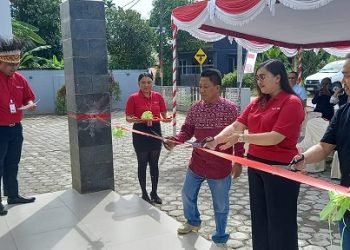 Wendo, Owner Rafael Inn Timika, Kezhia Pricillia, Manajer Hotel dan Asharia, Direktur PT Kencana Papua Indah bersama-sama menggunting pita meresmikan Rafael Inn Timika pada Sabtu 8 Juli 2023. (Foto : Redaksi/Koranpapua.id)