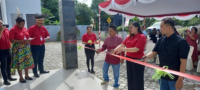 Wendo, Owner Rafael Inn Timika, Kezhia Pricillia, Manajer Hotel dan Asharia, Direktur PT Kencana Papua Indah bersama-sama menggunting pita meresmikan Rafael Inn Timika pada Sabtu 8 Juli 2023. (Foto : Redaksi/Koranpapua.id)