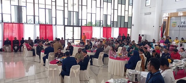 Suasana ramah tamah HUT Bhayangkara ke 77 di lobi Kantor Bupati Mimika usai upacara, Sabtu 1 Juli 2023. (Foto : Redaksi/Koranpapua.id)