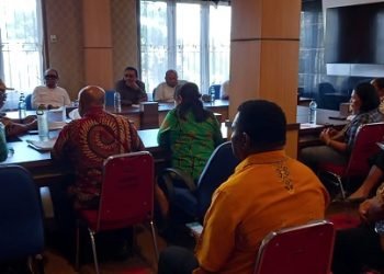 Pj. Sekda Mimika Dr. Petrus Yumte, SH., M.Si memimpin rapat evaluasi LPPD Mimika di ruang Bappeda, Kamis 20 Juli 2023. (Foto : Redaksi/Koranpapua.id)