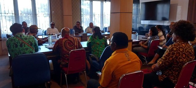 Pj. Sekda Mimika Dr. Petrus Yumte, SH., M.Si memimpin rapat evaluasi LPPD Mimika di ruang Bappeda, Kamis 20 Juli 2023. (Foto : Redaksi/Koranpapua.id)