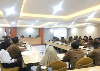 Pimpinan OPD Kabupaten Mimika menghadiri Rapat Monev yang dipimpin Pj. Sekda Mimika Petrus Yumte di Hotel Grand Tembaga, Senin 24 Juli 2023. (Foto : Ist/Koranpapua.id)