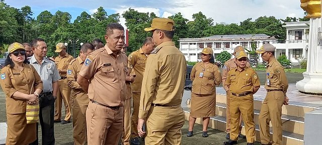 Reynold Ubra, Kepala Dinas Kesehatan Kabupaten Mimika berdiskusi dengan Pj. Bupati Mimika Valentinus S. Sumito usai apel pagi di Pusat Pemerintahan SP3, Senin 3 Juli 2023. (Redaksi/Koranpapua.id)