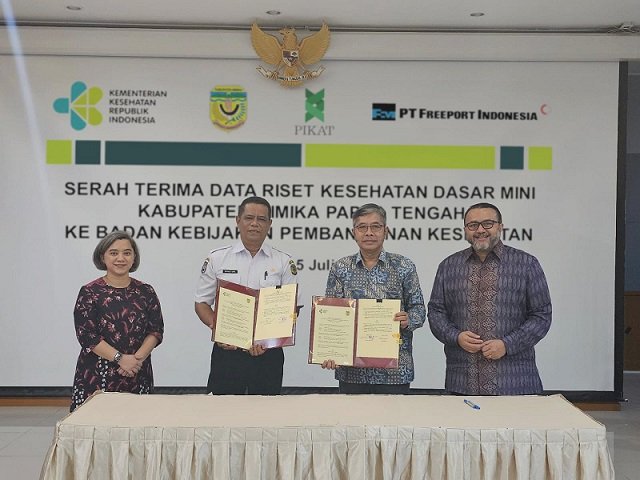 Reynold Ubra, Kepala Dinas Kesehatan Kabupaten Mimika bersama Kepala BKPK Kemenkes, Syarifah Liza Munira menunjukan berita acara Data Riset Kesehatan Dasar Mini Kabupaten Mimika tahun 2022 di Gedung BKPK Kemenkes RI Jakarta, Rabu 6 Juli 2023. (Foto: Ist./Koranpapua.id)