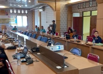 Hendritte W. Tandiono, Asisten 3 Setda Mimika didampingi Yohana Paliling, Kepala Bappeda Mimika membacakan sambutan Pj. Bupati Mimika Valentinus S. Sumito dalam seminar Pendahuluan Orientasi Rancangan Awal RPJPD Mimika tahun 2025-2045 di ruang rapat Bappeda, Jumat 21 Juli 2023. (Foto : Redaksi/Koranpapua.id)