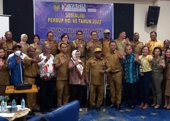 Pj. Sekda Mimika Petrus Yumte, Kadinkes Reynold Ubra, Wahyuti, Direktur Yasin Jayapura foto bersama peserta sosialisasi sambil selebrasi menolak merokok di kawasan publik, Selasa 25 Juli 2023. (Foto : Redaksi/Koranpapua.id)