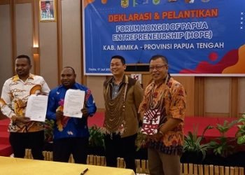 Pj. Bupati Mimika Valentinus S. Sumito selaku Ketua Dewan Pembina, Wakil Ketua Direktur Utama PT. Pangan Sari Food Resources, Maghfur Lasah, Sekretaris I Septinus Timang, Staf Ahli Hukum Politik dan Pemerintahan Setda Mimika, Hilarius Dolame, Sekretaris II dari Universitas Timika menunjukan surat berita acara usai ditandatangan, Senin 17 Juli 2023. (Foto : Redaksi/Koranpapua.id)