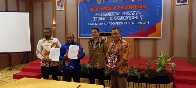 Pj. Bupati Mimika Valentinus S. Sumito selaku Ketua Dewan Pembina, Wakil Ketua Direktur Utama PT. Pangan Sari Food Resources, Maghfur Lasah, Sekretaris I Septinus Timang, Staf Ahli Hukum Politik dan Pemerintahan Setda Mimika, Hilarius Dolame, Sekretaris II dari Universitas Timika menunjukan surat berita acara usai ditandatangan, Senin 17 Juli 2023. (Foto : Redaksi/Koranpapua.id)
