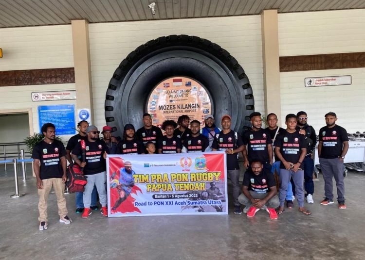 Tim Rugby Papua Tengah foto bersama di Bandara Mozes Kilangin sebelum berangkat ke Banten, Jumat 28 Juli 2023. (Foto : Ist./Koranpapua.id)