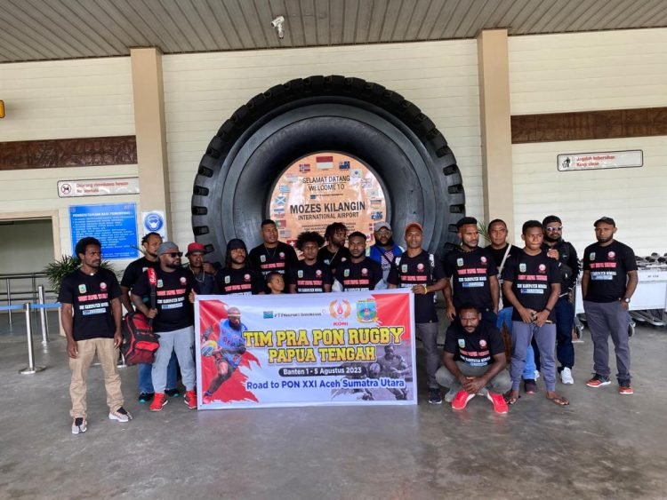 Tim Rugby Papua Tengah foto bersama di Bandara Mozes Kilangin sebelum berangkat ke Banten, Jumat 28 Juli 2023. (Foto : Ist./Koranpapua.id)