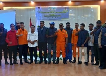 Anwar (baju putih), selaku ketua panitia foto bersama narasumber dari Tim Basarnas Timika, Tim Tagana Kemensos RI dan peserta usai mengikuti pelatihan sesi pertama, Rabu 26 Juli 2023. (Foto : Redaksi/Koranpapua.id)