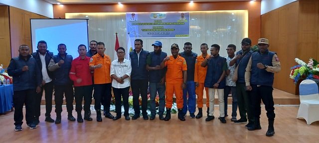 Anwar (baju putih), selaku ketua panitia foto bersama narasumber dari Tim Basarnas Timika, Tim Tagana Kemensos RI dan peserta usai mengikuti pelatihan sesi pertama, Rabu 26 Juli 2023. (Foto : Redaksi/Koranpapua.id)
