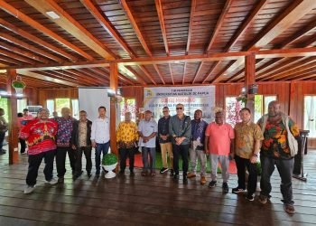 Tim Pendiri Kampus UNIKA Papua foto bersama Uskup Jayapura Mgr Yanuarius Theofilus Matopai You, Pr usai pertemuan pemantapan pendirian UNIKA Papua. (Foto : Ist./Koranpapua.id)