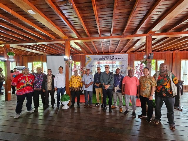 Tim Pendiri Kampus UNIKA Papua foto bersama Uskup Jayapura Mgr Yanuarius Theofilus Matopai You, Pr usai pertemuan pemantapan pendirian UNIKA Papua. (Foto : Ist./Koranpapua.id)