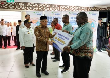 Pemkab Mimika Alokasikan Rp2 Miliar untuk Pekerja Rentan OAP, Wapres Serahkan Kartu Kepesertaan BPJS