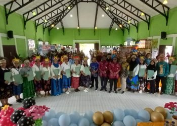 Willem Naa, Plt Kepala Dinas Pendidikan Kabupaten Mimika foto bersama 22 guru penggerak Mimika bersama para guru pada acara Lokakarya ke 7 Festival Panen Hasil Belajar Program Pendidikan di Gedung NU SP2, Jumat 7 Juli 2023. (Foto : Redaksi/Koranpapua.id)