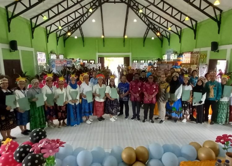 Willem Naa, Plt Kepala Dinas Pendidikan Kabupaten Mimika foto bersama 22 guru penggerak Mimika bersama para guru pada acara Lokakarya ke 7 Festival Panen Hasil Belajar Program Pendidikan di Gedung NU SP2, Jumat 7 Juli 2023. (Foto : Redaksi/Koranpapua.id)