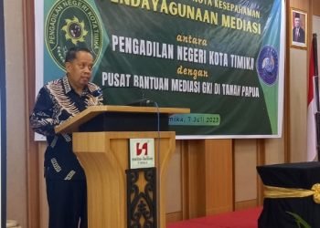 Yajid, Ketua PN Timika menyampaikan sambutan dalam acara penandatanganan nota kesepakatan pendayagunaan mediasi antara PN Kota Timika dengan Pusat Bantuan Mediasi GKI di Tanah Papua. (Foto : Redaksi/Koranpapua.id)