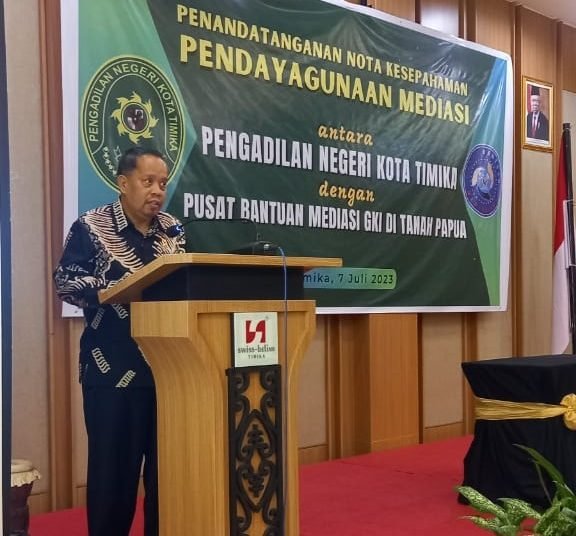 Yajid, Ketua PN Timika menyampaikan sambutan dalam acara penandatanganan nota kesepakatan pendayagunaan mediasi antara PN Kota Timika dengan Pusat Bantuan Mediasi GKI di Tanah Papua. (Foto : Redaksi/Koranpapua.id)