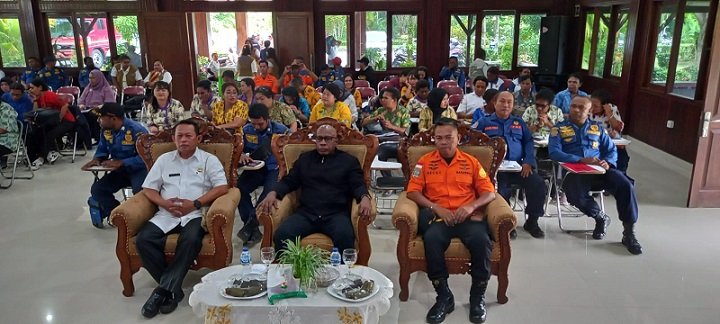 Yosias Lossu, Kepala BPBD Mimika mendampingi Paulus Dumais, Asisten 1 Setda Mimika dan Ricky, perwakilan Basarnas Timika bersama peserta sosialisasi mengikuti acara pembukaan, Rabu 26 Juli 2023. (Foto : Redaksi/Koranpapua.id)