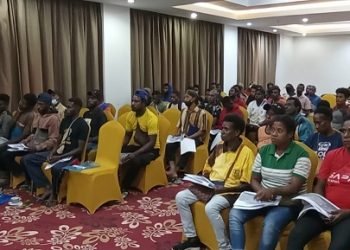 Masyarakat Iwaka saat mengikuti sosialisasi pengolahan sampah organik di Grand Tembaga Hotel, Selasa 11 Juli 2023. (Foto: Ist./Koranpapua.id)