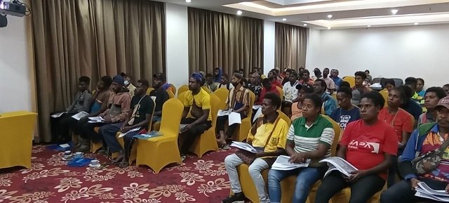 Masyarakat Iwaka saat mengikuti sosialisasi pengolahan sampah organik di Grand Tembaga Hotel, Selasa 11 Juli 2023. (Foto: Ist./Koranpapua.id)