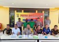 Wakapolres Mimika Kompol Hermanto memberikan keterangan pers kepada media sebelum memusnahkan barang bukti milik F dan I.O di Kantor Pelayanan Polres Mimika, Kamis 20 Juli 2023. (Foto: Ist./Koranpapua.id)