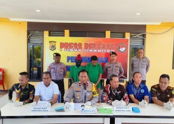 Wakapolres Mimika Kompol Hermanto memberikan keterangan pers kepada media sebelum memusnahkan barang bukti milik F dan I.O di Kantor Pelayanan Polres Mimika, Kamis 20 Juli 2023. (Foto: Ist./Koranpapua.id)