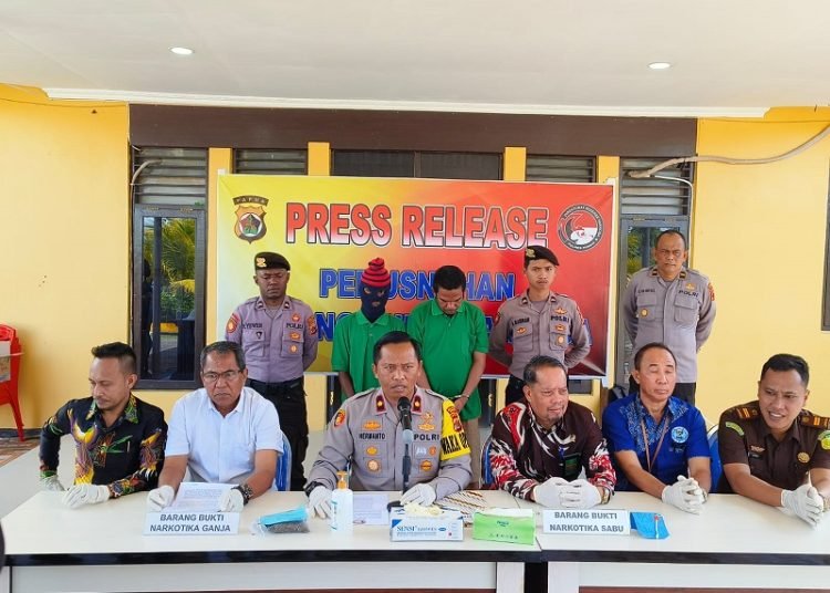 Wakapolres Mimika Kompol Hermanto memberikan keterangan pers kepada media sebelum memusnahkan barang bukti milik F dan I.O di Kantor Pelayanan Polres Mimika, Kamis 20 Juli 2023. (Foto: Ist./Koranpapua.id)