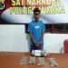 IO, pelaku yang ditangkap Tim Satresnarkoba Polres Mimika bersama barang bukti. Tangannya diborgol saat diamankan di Polres Mimika,