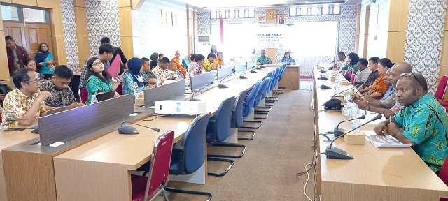Yohana Paliling, Kepala Bappeda Mimika memimpin konsultasi publik pertama penyusunan masterplan rawan bencana daerah, Kamis 20 Juli 2023. (Foto : Redaksi/Koranpapua.id)