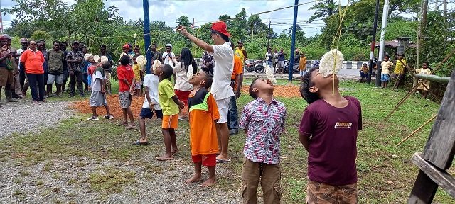 Anak-anak mengikuti lomba makan kerupuk meriahkan HUT ke 78 RI yang diselenggarakan Partai Buruh Mimika.