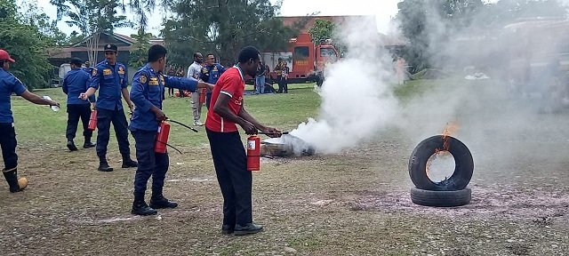 Personil BPBD Mimika mempraktekan memadamkan api menggunakan Alat Pemadam Api Ringan (Apar) untuk pencegahan dini.