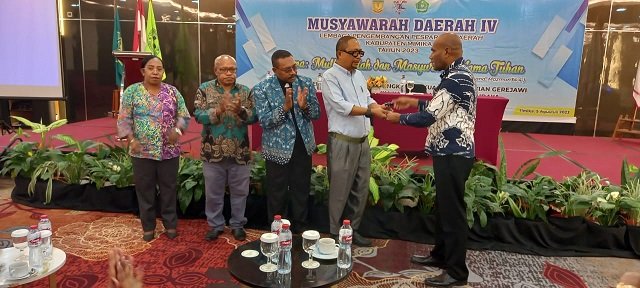 Ketua LPPD Papua Dr. John Makanway menyerahkan palu sidang kepada Johan Ade Matulessy, Ketua LPPD Mimika dalam Musda IV.