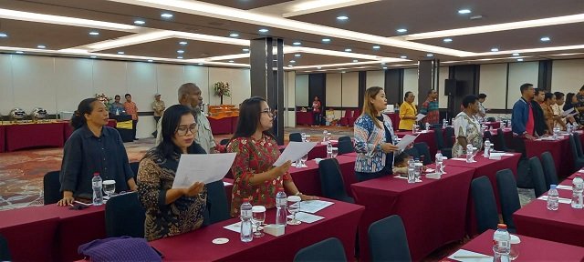 Peserta Musda IV LPPD Mimika menyanyikan lagu pujian pada ibadah pembukaan.