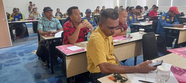 Lefianus Siahaya, Staf BPBD Mimika memberikan masukan kepada pemateri.