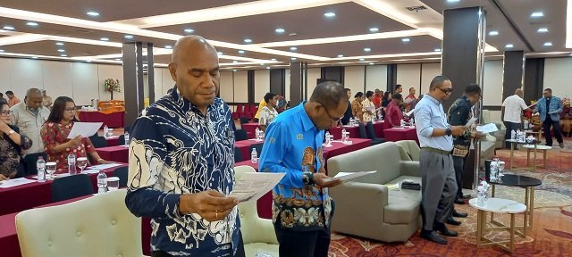 Dr. John Makanway, Ketua LPPD Papua , Johan Ade Matulessy, Ketua LPPD Mimika bersama peserta Musda IV menyanyi lagu puji-pujian.